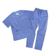 divisa celeste da infermiere camicia a mezze maniche e pantalone su sfondo bianco