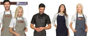 5 persone 4 con divise da cameriere grigio chiaro e grigio scuro e al centro una persona con la divisa grigio scura da cuoco